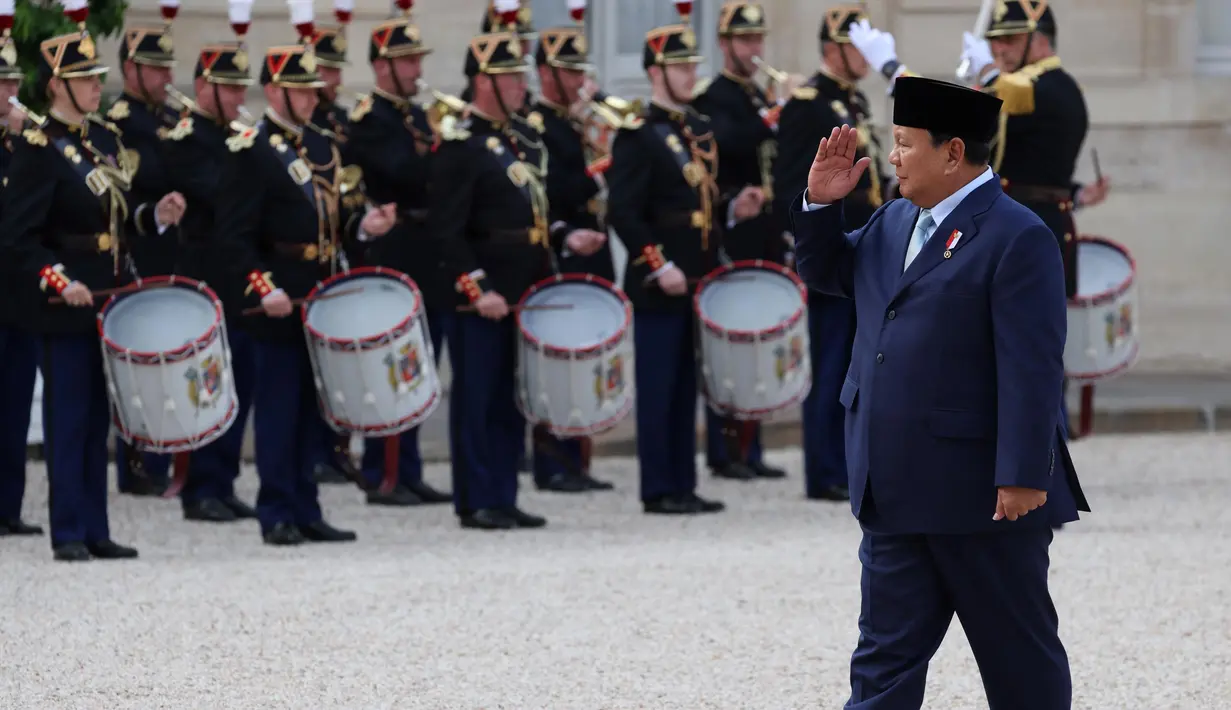 Presiden Prabowo Subianto mencatatkan sejarah sebagai Presiden Republik Indonesia pertama yang menjadi tamu kehormatan dalam upacara peringatan Hari Nasional Prancis atau Bastille Day di Paris, Senin (14/7/2025). (Ludovic MARIN/AFP)