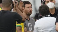 Pemain Argentina Lionel Messi (tengah) pemain Brasil Neymar (kiri), dan pelatih Argentina Lionel Scaloni berbicara setelah laga kualifikasi Piala Dunia 2022 Qatar di Stadion Neo Quimica Arena, Sao Paulo, Brasil, Senin (6/9/2021) dini hari WIB, dihentikan