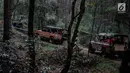 Sejumlah mobil offroad 4x4 klasik Land Rover melewati hutan pinus menuju trek Sukawana-Cikole di Kab Bandung Barat, Jawa Barat, Jumat (19/10). Wisata offroad ini menjadi salah satu destinasi wisata yang dapat memacu adrenalin. (Liputan6.com/Faizal Fanani)