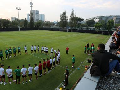 Timnas Indonesia langsung menggelar latihan usai laga menghadapi Palestina. Ya, skuad Garuda yang telah berada di Jakarta langsung menggelar latihan perdana pada Kamis (16/5/2023) sore di Lapangan A Gelora Bung Karno (GBK) sebagai persiapan menghadapi Timnas Argentina pada laga persahabatan FIFA Matchday, 19 Juni 2023 di Stadion Utama Gelora Bung Karno. Sesuai permintaan pelatih Shin Tae-yong, latihan digelar dengan penjagaan ketat, bahkan untuk menjaga fokus pemain, sisi lapangan ditutup kain hitam dan awak media pun hanya diizinkan meliput dari bagian atas lapangan. (Bola.com/Bagaskara Lazuardi)