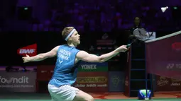 Pebulu tangkis tunggal putra Denmark, Anders Antonsen berusaha mengembalikan bola di depan net saat menghadapi wakil China, Shi Yu Qi pada laga final turnamen bulu tangkis Indonesia Open 2024 di Istora Senayan, Jakarta, Minggu (9/6/2024). Anders Antonsen kalah rubber-game 9-21, 21-12 dan 14-21. (Bola.com/M Iqbal Ichsan)