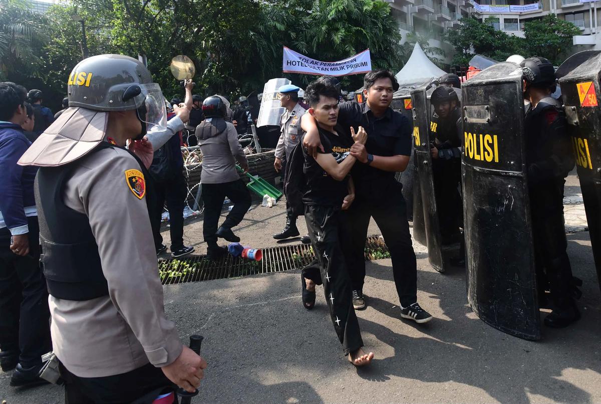 FOTO: Bentrok Saat  Eksekusi Pengosongan Hotel Sultan di Kawasan GBK