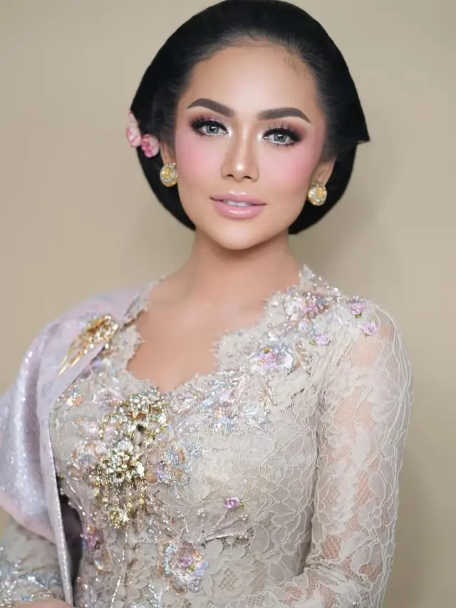 Krisdayanti Tampil Memesona dengan Kebaya Tradisional (Instagram/@krisdayantilemos)