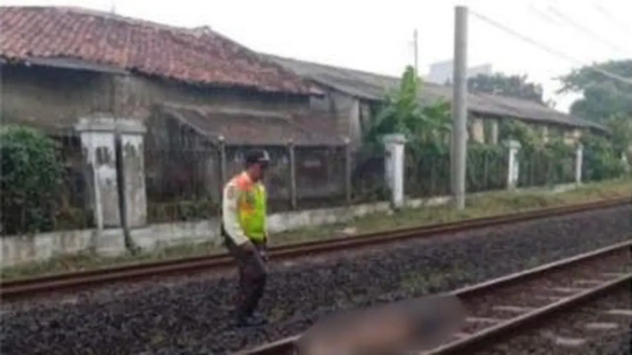 Seorang pria misterius ditemukan meninggal akibat tertabrak Kereta Rel Listrik (KRL) di jalur rel KM 24/300, Lenteng Agung, Jagakarsa, Jakarta Selatan. (Dok. Istimewa)