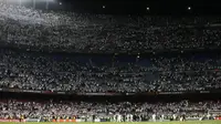Pemandangan yang tak biasa terlihat di markas Barcelona, Stadion Camp Nou, saat laga leg kedua perempat final Liga Europa digelar pada Jumat (15/4/2022). (AP/Joan Monfort)