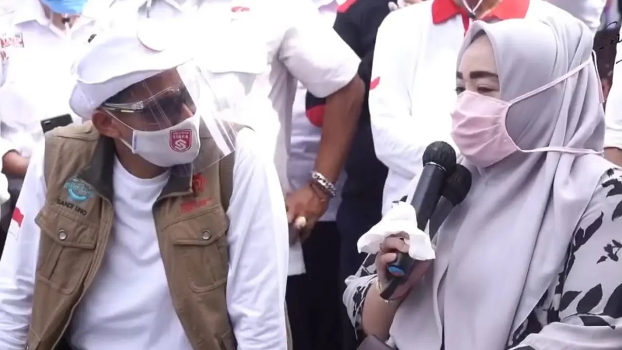 Sandiaga berdialog dengan warga terdampak Covid-19 di Depok. (Istimewa)