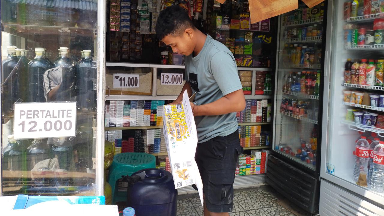 Agus, penjaga warung Madura yang sudah tiga kali merayakan lebaran jauh dari keluarganya