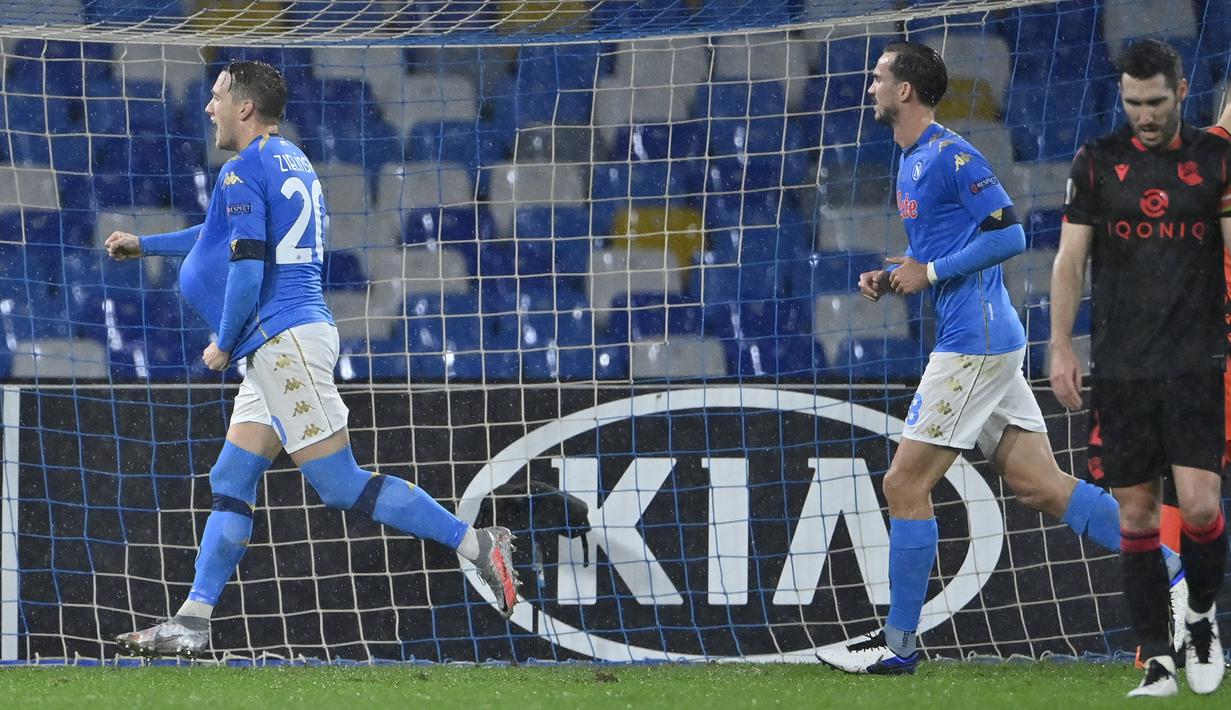 Gelandang Napoli, Piotr Zielinski (kiri), melakukan selebrasi usai mencetak gol ke gawang Real Sociedad dalam laga lanjutan Liga Europa 2020/21 Grup F di Diego Armando Maradona Stadium, Kamis (10/12/2020). Napoli bermain imbang 1-1 dengan Real Sociedad. (AFP/Alberto Pizzoli)