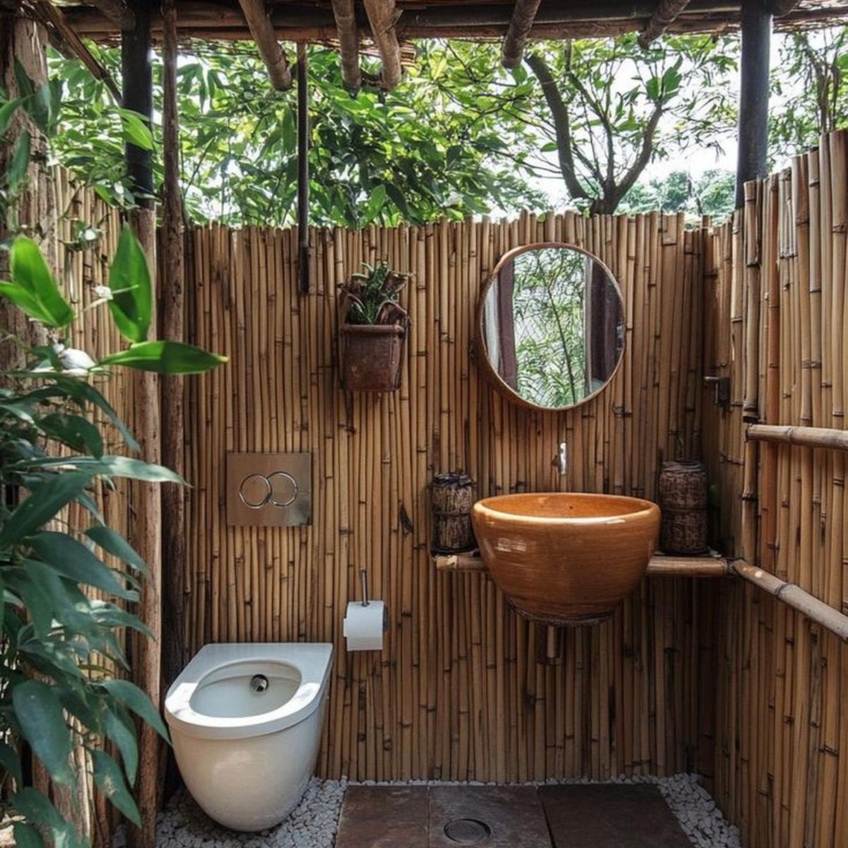 Ilustrasi Kamar Mandi Khas Pedesaan Semi Terbuka (©Pinterest)