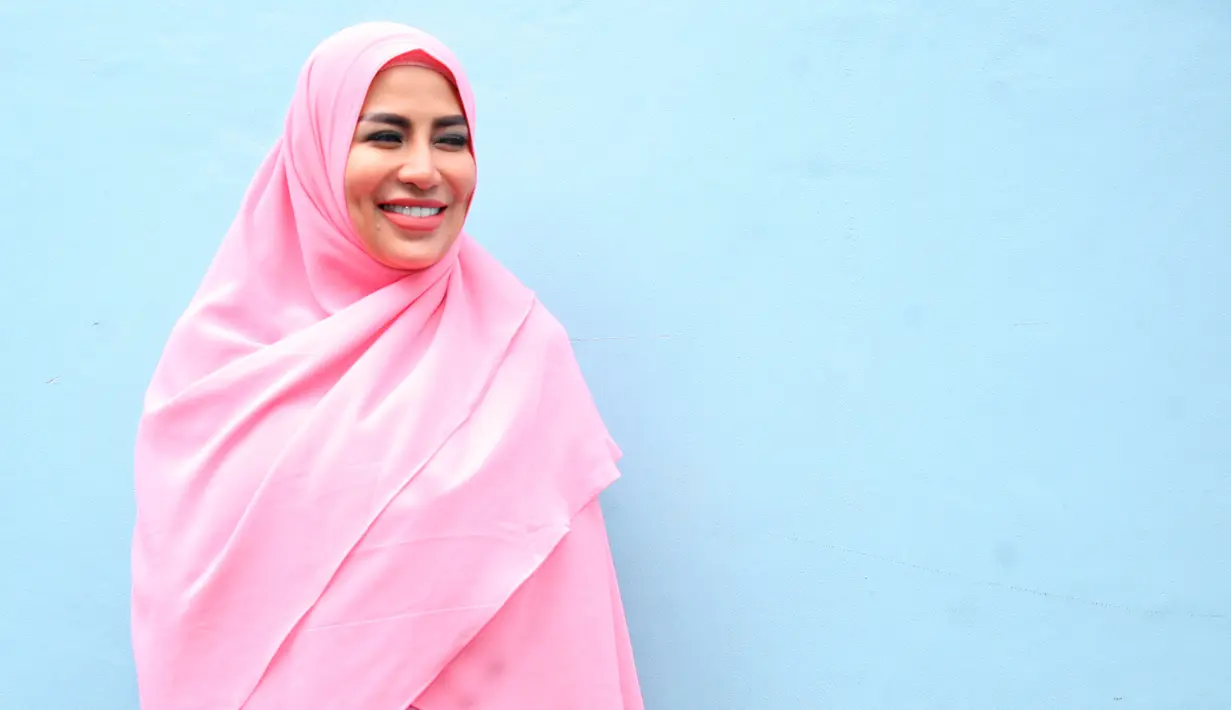 "Enggak membatasi, cuma memilih saja. Mungkin aku enggak bisa nge-DJ lagi, nyanyi juga enggak kayak dulu yang pop enggak bisa terima," ujar Cinta Penelope saat ditemui di kawasan Tendean, Jakarta Selatan, Kamis (18/1/2018). (Nurwahyunan/Bintang.com)