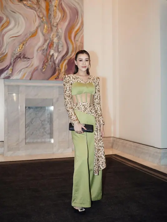 Dibantu fashion stylist @erichalamin, nampak Aurel Hermansyah bersama sang adik ipar kompak mengenakan kebaya nuansa hijau.   [@aaliyah.massaid].