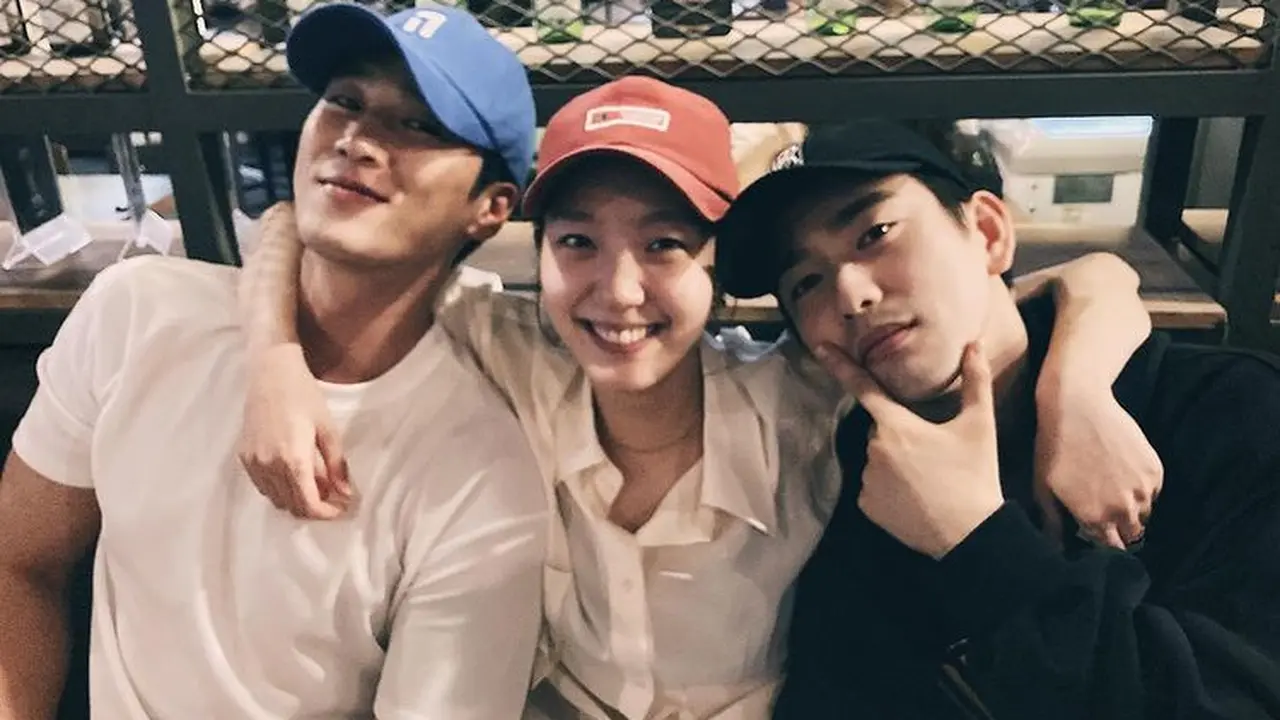 Ahn Bo Hyun, Kim Go Eun, dan Junyoung GOT7. (Foto: Instagram/bohyunahn)