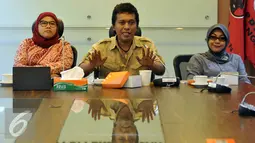 Anggota DPR Fraksi PDIP, Adian Napitupulu (tengah) menuntut dilakukannya revisi UU No 22/2009 menyusul lambatnya pemerintah dalam mengantisipasi perkembangan sistem transportasi berbasis online, Jakarta, Rabu (23/3/2016). (Liputan6.com/Johan Tallo)