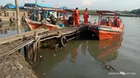 Tim SAR gabungan mencari keberadaan ABK yang hilang dalam insiden tabrakan kapal MV dengan MV Habco pioneer di perairan Indramayu. (Foto: Liputan6.com/Panji Prayitno)