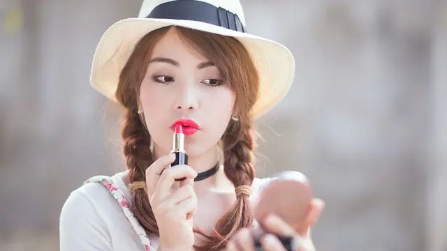 Tips Tampil Cantik dengan Lipstik Matte Seharian, Biar Nggak Repot Touch Up