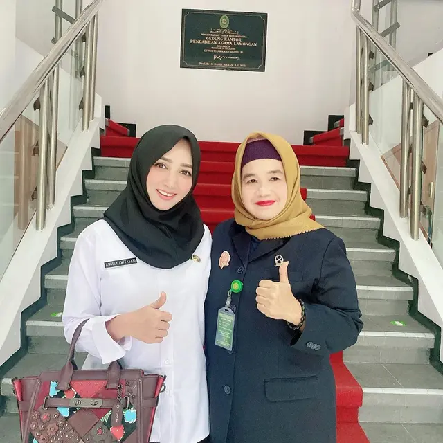 Jadi Kepala Desa, Ini 6 Pesona Angely Emitasari saat Kenakan Seragam Dinas