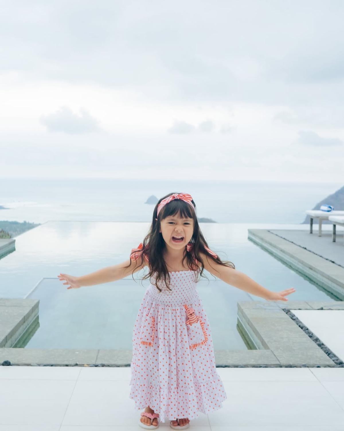 Potret Gemas dan Lucunya Chloe, Anak Asmirandah yang Sudah Pintar Pose