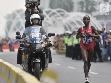 Pelari Bahrain Chelimo Rosa saat mengikuti lari maraton putri nomor 42 kilometer Asian Games 2018, Jakarta, Minggu (26/8). Chelimo Rosa berhasil merebut medali emas dengan catatan waktu 2 jam 34 menit 51 detik. (Merdeka.com/Iqbal S. Nugroho)