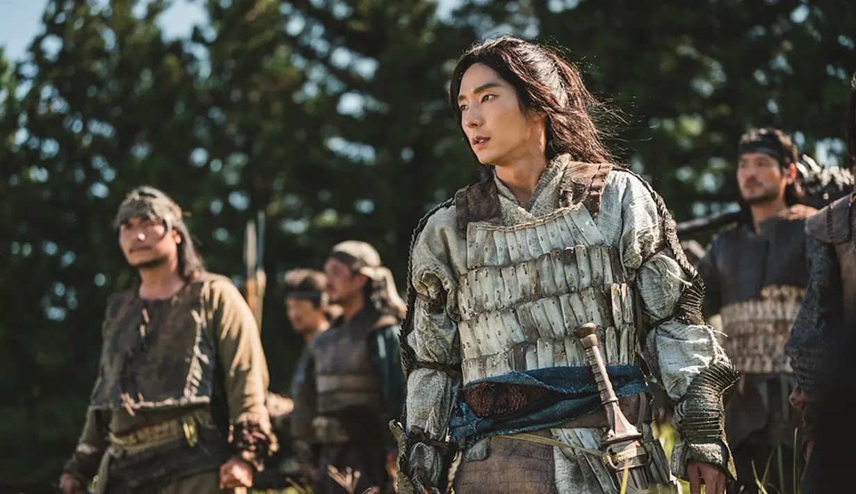 Lee Joon Gi akan berperan sebagai Eun Seom versi dewasa, penguasa Timur. [Foto: tvN via Soompi]