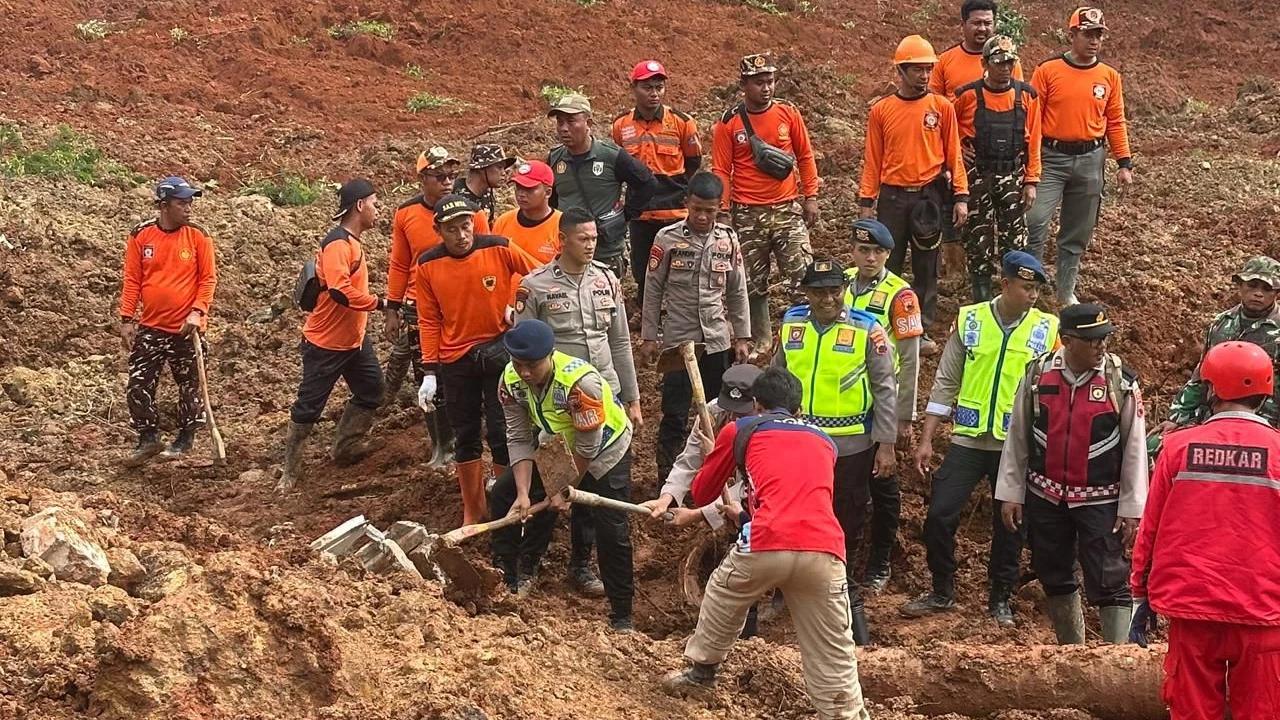 FOTO: Operasi SAR Tanah Longsor Majenang  Temukan Satu Korban Meninggal, 20 Warga Masih Dalam Pencarian