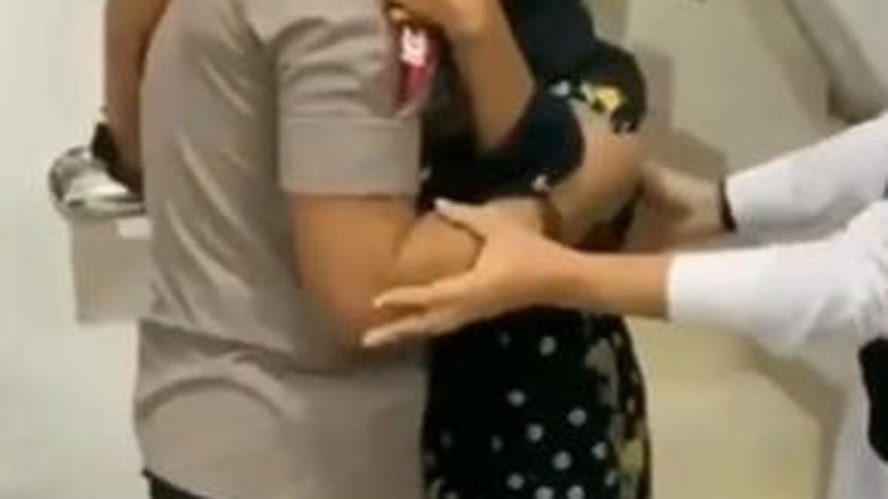 Setelah dibagikan, video merekam momen saat jenderal-jenderal polisi melayat ke kediaman Idham Azis pun jadi sorotan. <br><br>Banyak warganet ikut memberikan ucapan belasungkawa untuk eks Kapolri itu.<br>
