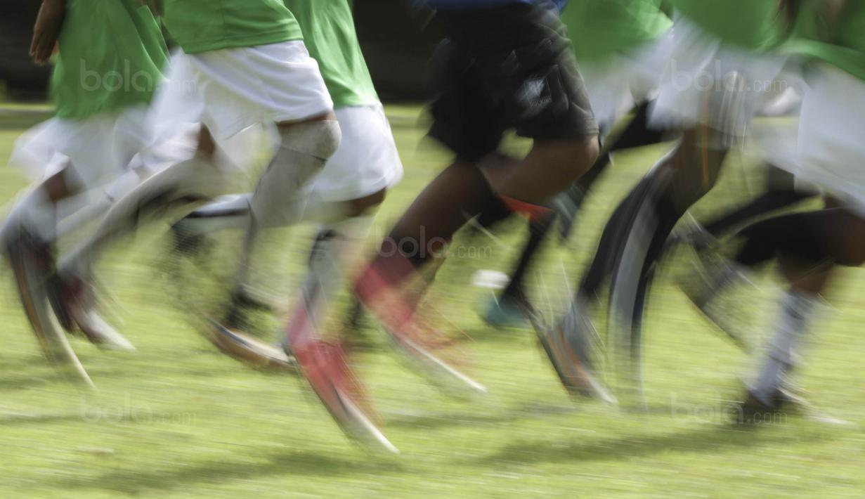 Para pemain dari SSB Maehanu melakukan pemanasan sebelum melawan SSB Tulehu Putra pada laga final di Lapangan Masariku Yonif 733, Ambon, Kamis (30/11/2017). SSB Maehanu menang 1-0 atas SSB Tulehu putra. (Bola.com/Peksi Cahyo)