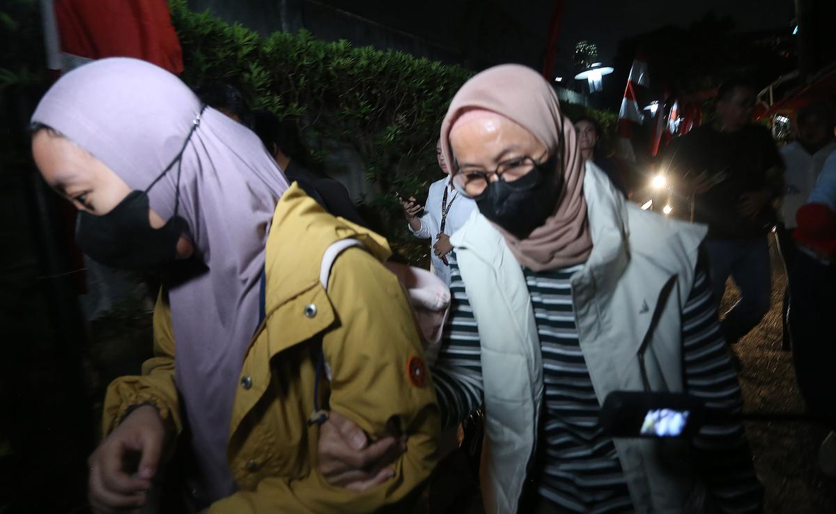 Istri Bupati Pemalang Noor Faizah Tiba di Gedung KPK