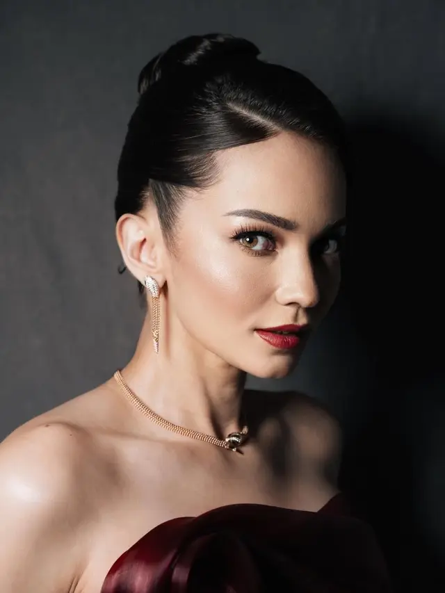 Pesona Menyala Enzy Storia dengan Gaun Merah dan Perhiasan Ratusan Juta