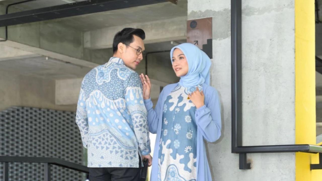 Gaya Lebaran 2025 Super Kekinian! Inspirasi Baju Couple Warna Ice Blue yang Bikin Semua Mata Tertuju pada Kamu!