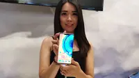 Model pegang Huawei Mate 30 Pro. (Liputan6.com/ Andina Librianty)
