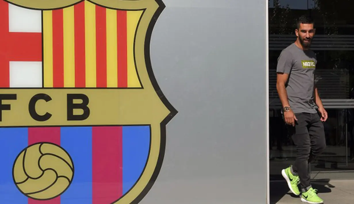 Pemain baru Barcelona, Arda Turan muncul ke hadapan awak media saat sesi perkenalan di luar Stadion Camp Nou, Barcelona, Spanyol, (9/7/2015). Barcelona mengontrak Arda Turan selama lima tahun ke depan. (AFP PHOTO/Lluis GENE)