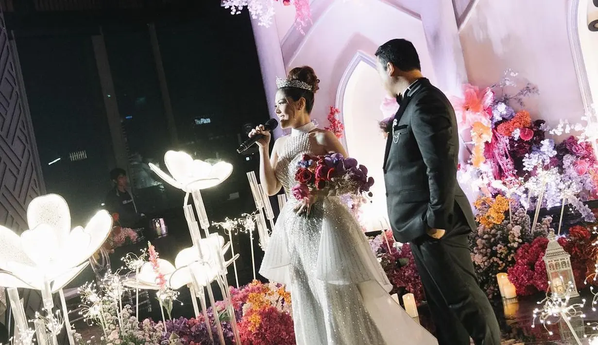 Aksen kristal di bagian tengah menutupi area dada agar tetap elegan tanpa kesan seksi berlebihan [@tinatoon101]