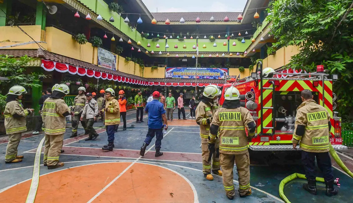 Petugas pemadam kebakaran usai  melakukan pendinginan ruang gudang yang terbakar di SDN Srengseng sawah 04, Jakarta Selatan, kamis, 06 Agustus 2026. (KLY/ Arie Basuki)