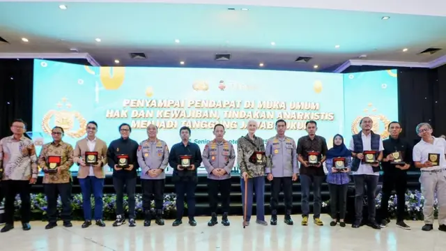 Kapolri Jenderal Listyo Sigit Prabowo bersama koalisi masyarakat sipil serta lembaga lainnya di PTIK, Jakarta Selatan, Senin (29/9/2025).