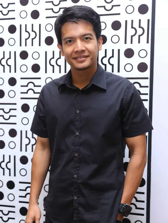 Pemilik nama Dimas Setowardana beserta sang istri pun kini ikhlas dan menyerahkan sepenuhnya kepada Yang di Atas untuk mendapatkan momongan. Namun bukan berarti mereka tidak berusaha untuk hadirnya si buah hati. (Nurwahyunan/Bintang.com)