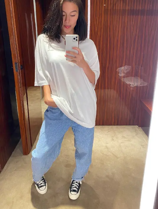 Lebih lanjut, ternyata sosok Deddy Corbuzier adalah laki-laki pertama yang menjadi kekasih Agnez Mo. Sebelumnya, ia tidak pernah berpacaran, meskipun sudah dekat dengan beberapa orang laki-laki. (Instagram/agnezmo)