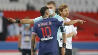 Penyerang Paris Saint-Germain, Neymar, mendapatkan kartu merah saat bersua Marseille pada laga pekan ketiga Ligue 1 di Parc des Princes, Senin (14/9/2020) dini hari WIB. (AP Photo/Michel Euler)