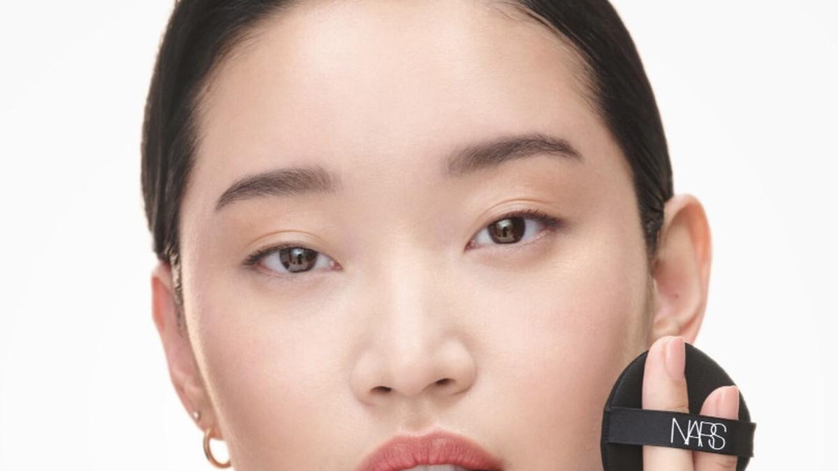 Kemewahan Formula NARS  Light Reflecting™ Serum Cushion Foundation SPF 42/PA++