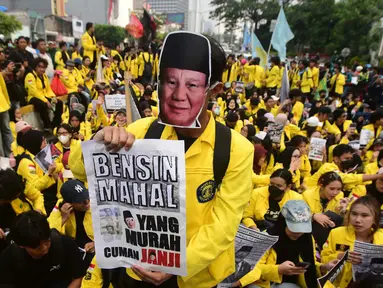 Mahasiswa yang tergabung dalam Badan Eksekutif Mahasiswa Universitas Indonesia (BEM UI) saat berunjuk rasa di kawasan jalan Jenderal Sudirman, Jakarta, Jumat (12/6/2026). (merdeka.com/Arie Basuki)
