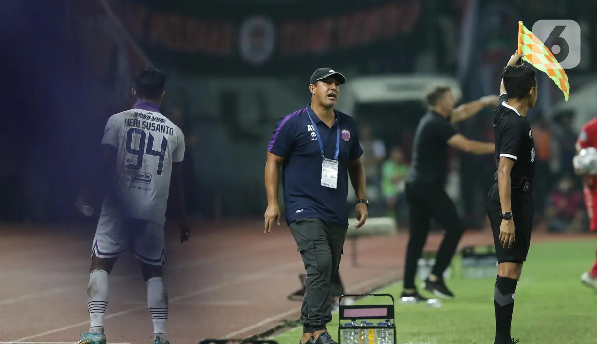 Pelatih Persita, Angel Alfredo Vera (tengah) memberi arahan pada timnya saat melawan Persija pada lanjutan laga BRI Liga 1 Indonesia 2022-2023 di Stadion Patriot Chandrabhaga, Bekasi, Rabu (24/8/2022). Laga dimenangkan Persija lewat gol yang dicetak Abdulla Yusuf Abdulrahim Mohamed Helal lewat titik putih. (Liputan6.com/Helmi Fithriansyah)