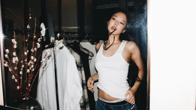 Effortless Tapi Mahal, Jennie Kim Curi Perhatian di New York Fashion Week 2026 dengan Tank Top Putih
