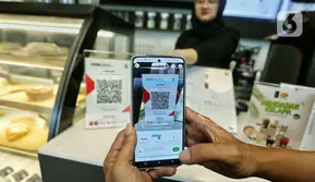 Warga melakukan transaksi pembayaran dengan QRIS Gopay Tabungan by Jago saat berbelanja di Jakarta, Rabu (7/2/2024). (Liputan6.com/Angga Yuniar)