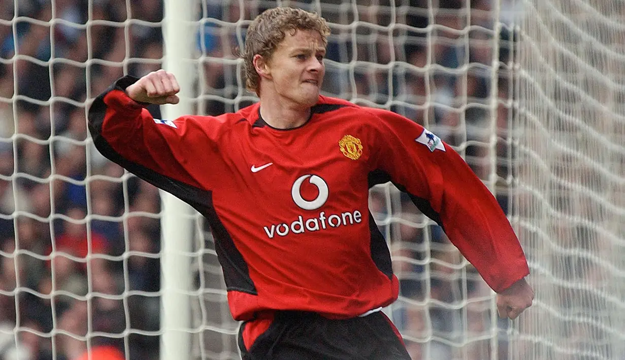 Selebrasi striker Manchester United, Ole Gunnar Solskjaer setelah mencetak gol ke gawang Manchester City pada laga Liga Inggris 2002/2003 di Maine Road Stadium, Manchester (9/11/2002). Didatangkan Manchester United pada awal musim 1996/1997, Ole Gunnar Solskjaer langsung mempersembahkan gelar Liga Inggris pada musim pertamanya. Bertahan hingga 2006/2007, ia mampu meraih 5 trofi berikutnya pada 1998/1999, 1999/2000, 2000/2001, 2002/2003 dan 2006/2007. (AFP/Paul Barker)