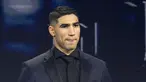 Pemain Maroko Achraf Hakimi berpose dengan trofi Men's World 11 dalam acara Penghargaan The Best FIFA Football Awards 2022 di Paris, Prancis, 27 Februari 2023. Bek PSG ini tengah diselidiki Kantor Kejaksaan Prancis atas dugaan tindak pidana pemerkosaan. Peristiwa itu terjadi akhir pekan ini saat ia tengah berada seorang diri di rumahnya. (AP Photo/Michel Euler)