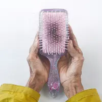 Rambut rontok adalah masalah yang umum dihadapi oleh orang banyak. (Foto: Pexels/Towfiqu barbhuiya)