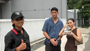 Ariel Tatum Jajan Cuanki Pinggir Jalan Ditemani Daffa Wardhana. (Dok: TikTok&nbsp;@airieesd&nbsp;&nbsp;https://vt.tiktok.com/ZShuyfdff/)