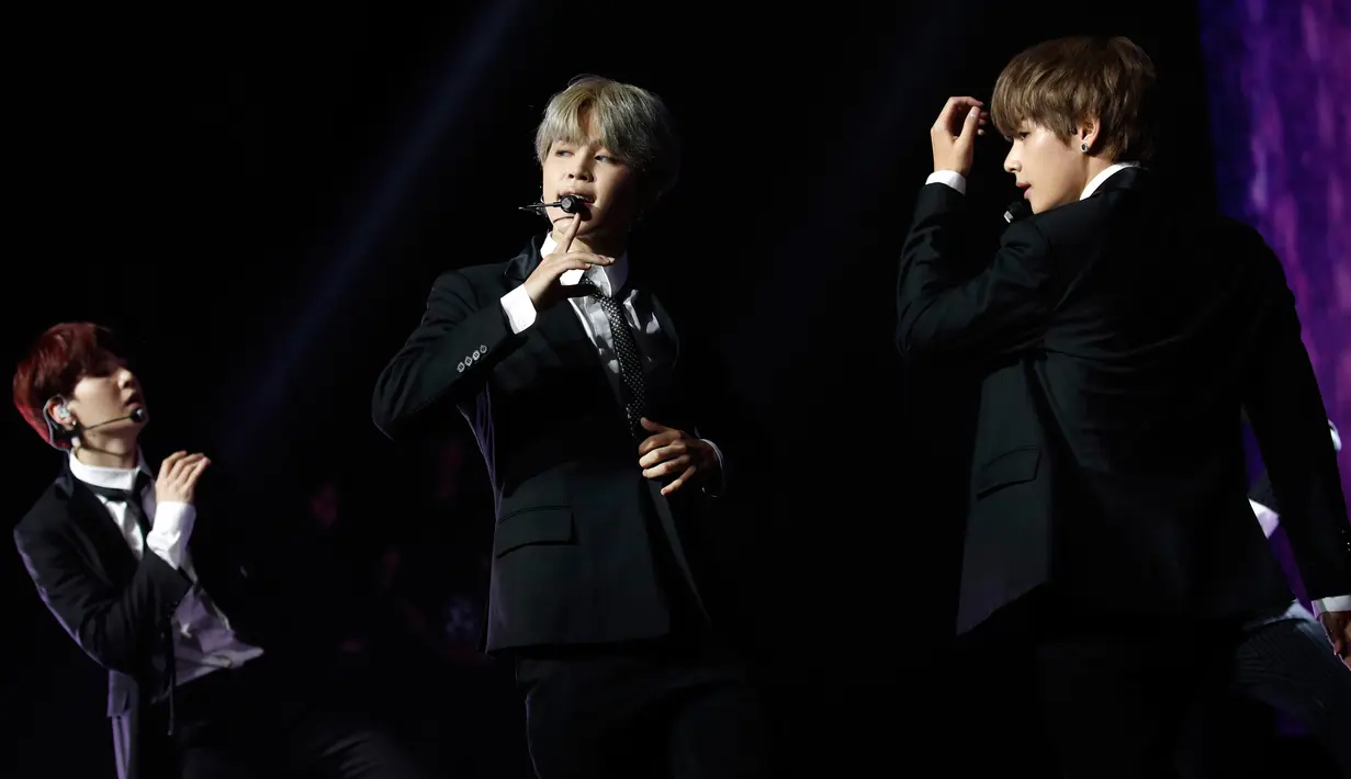 Boyband K-pop, BTS tampil dalam konser negara persahabatan antara Korea Selatan dan Prancis, di Paris, Minggu (14/10). Konser tersebut juga merupakan bagian dari tur dunia yang tengah BTS lakukan di Eropa, seperti Belanda dan Jerman. (YOAN VALAT/POOL/AFP)