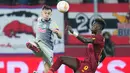 Bek RB Salzburg Amar Dedic berebut bola dengan penyerang AS Roma Tammy Abraham pada leg pertama playoff babak 16 besar Liga Europa di Red Bull Arena, Salzburg, Jumat (17/2/2023) dini hari WIB. Kemenangan itu membuat Salzburg memiliki modal bagus sebelum mereka bertemu kembali dengan Roma pada leg kedua yang akan dimainkan pada 24 Februari 2023.  (AP Photo/Petr David Josek)