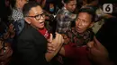Didampingi tim kuasa hukumnya, Hasto Kristiyanto keluar dari Rutan KPK Jakarta sekitar pukul 21.25 WIB. (Liputan6.com/Helmi Fithriansyah)