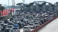Kendaraan pemudik mengantre memasuki gerbang tol Palimanan, Cirebon, Jawa Barat, Rabu (21/6). Puncak arus mudik Lebaran 2017 di ruas tol tersebut diprediksi terjadi pada H-3 lebaran. (Liputan6.com/Gempur M Surya)